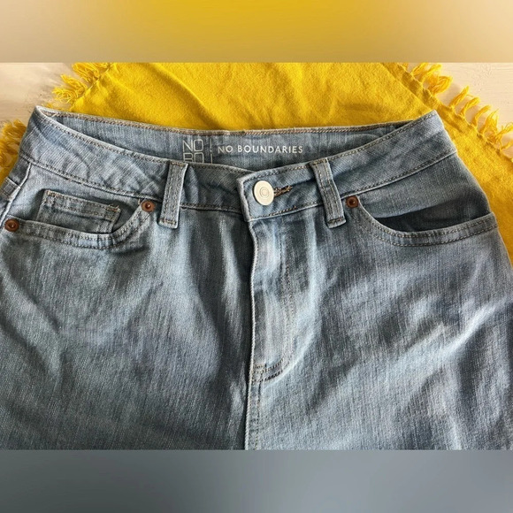NO Boundaries light wash High Rise Mom Jean - Picture 1 of 5